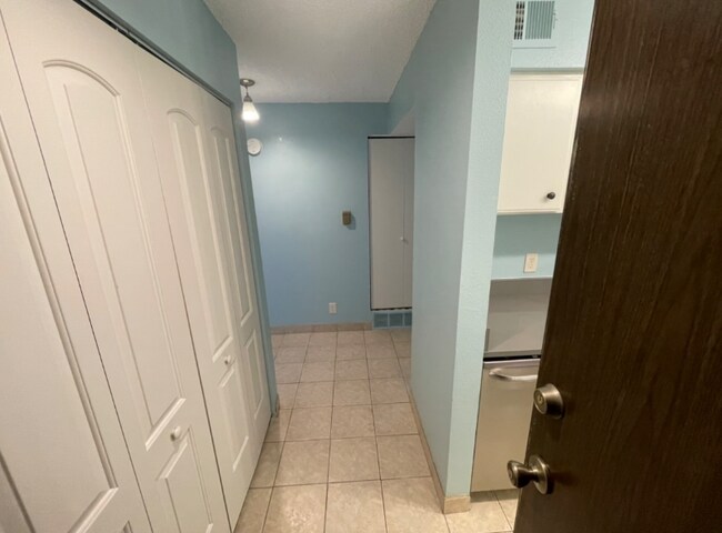 7615 E Quincy Ave, Unit 203 in Denver, CO - Foto de edificio - Building Photo