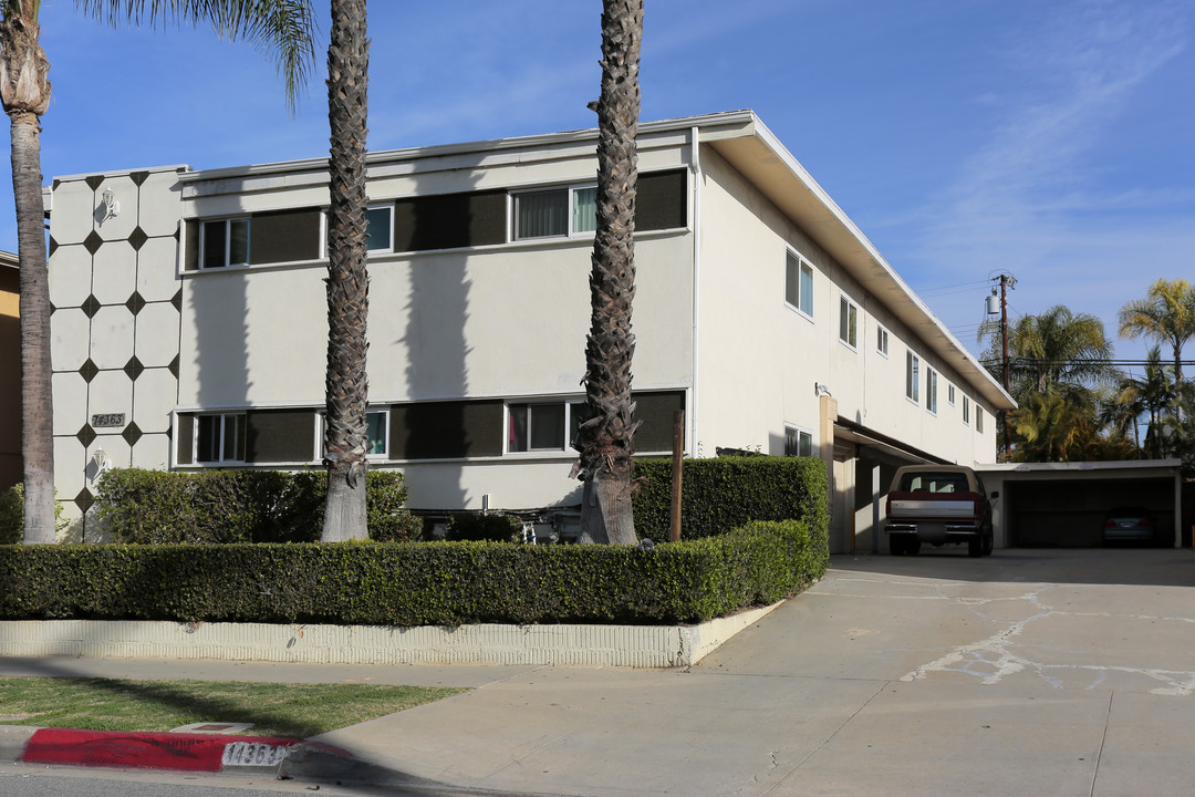 Llonni in La Mirada, CA - Building Photo