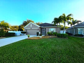 8051 Westfield Cir in Vero Beach, FL - Building Photo