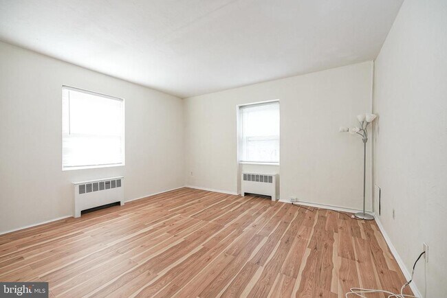 671 Franklin Pl in Philadelphia, PA - Building Photo - Building Photo