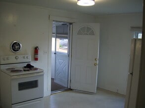 54 Fair St, Unit 2 in Norwich, NY - Foto de edificio - Building Photo