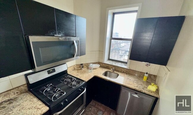 36 AVENUE, Unit 4E in Queens, NY - Foto de edificio - Building Photo