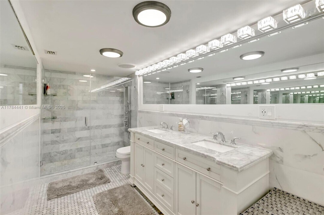 2401 Collins Ave, Unit 601 in Miami Beach, FL - Building Photo