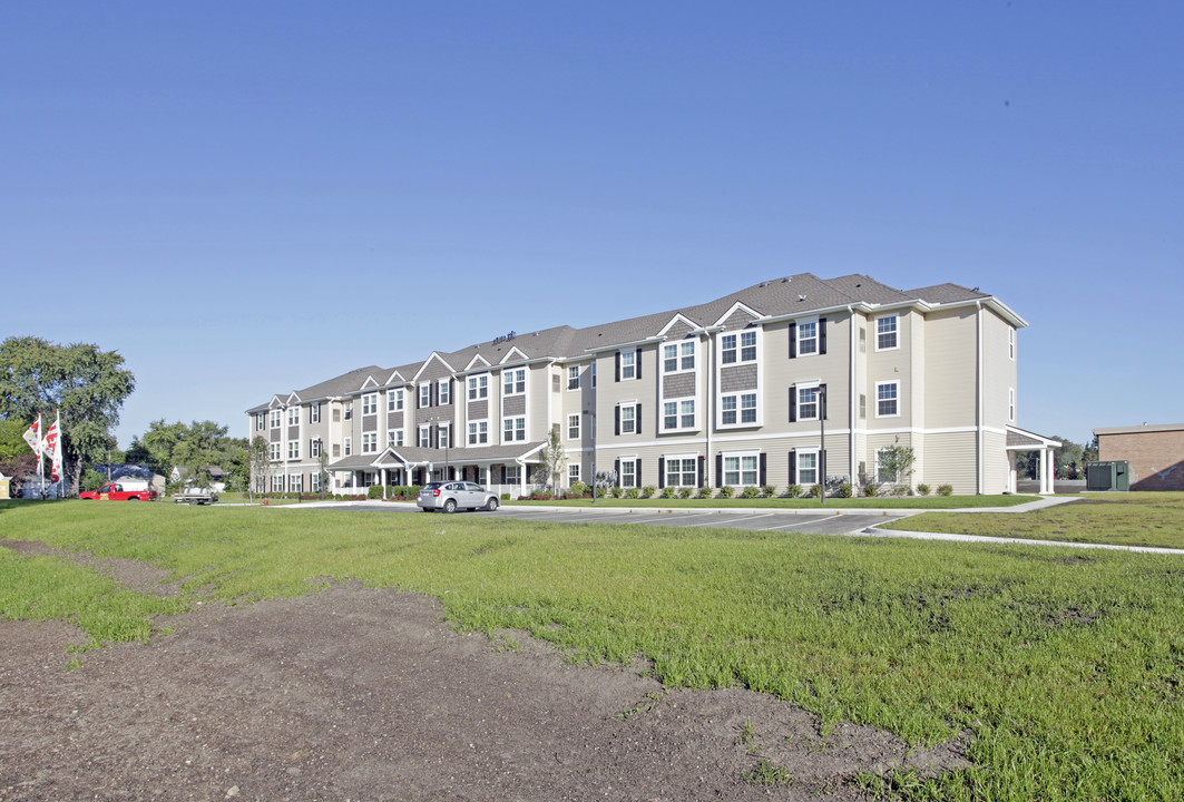 Oakwood Manor Senior Living in Eastpointe, MI - Foto de edificio