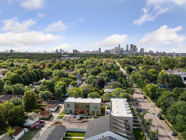 CMM Lowry Row Homes in Minneapolis, MN - Foto de edificio - Building Photo