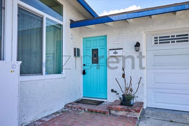 915 N Holly St in Anaheim, CA - Foto de edificio - Building Photo