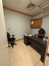 2000 NW Pkwy St in Azle, TX - Foto de edificio - Building Photo