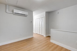 Hideaway in the Grove in Miami, FL - Foto de edificio - Interior Photo