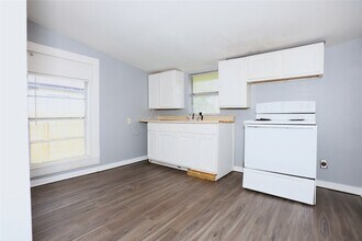 107 Prewitt Ln in West Columbia, TX - Building Photo - Building Photo