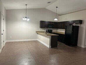 4833 N Hillside Ct in Wichita, KS - Foto de edificio - Building Photo