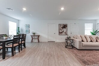 5935 Texas Spur in Seguin, TX - Foto de edificio - Building Photo