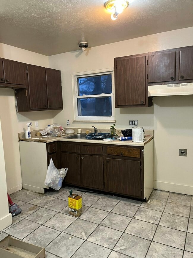 2062 Hickorydale Dr in Dayton, OH - Building Photo - Building Photo