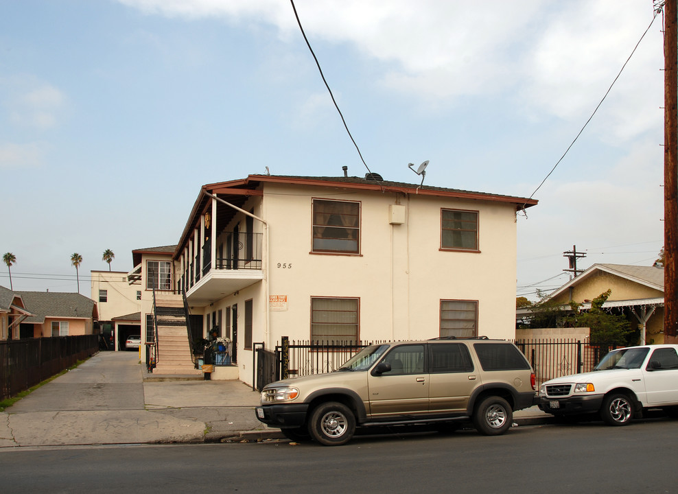 955 N Fries Ave in Los Angeles, CA - Building Photo