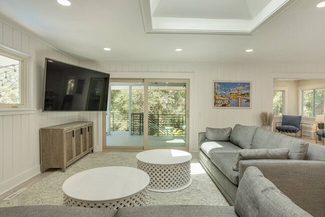 1 Laurel Ln