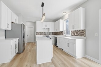 943 Earley Lake Curve in Burnsville, MN - Building Photo - Building Photo