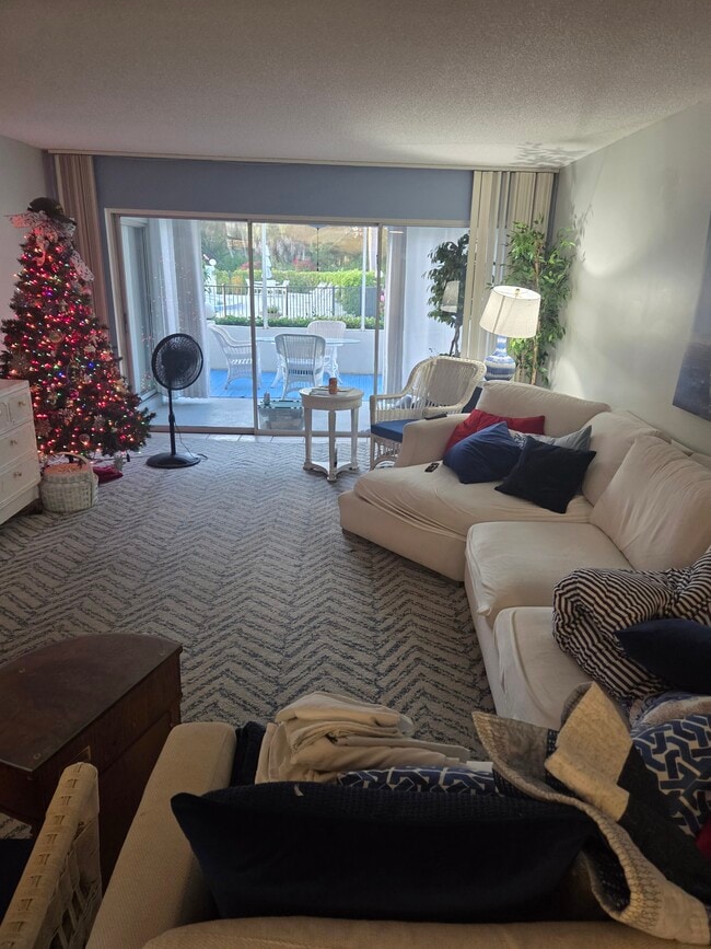 215 Cypress Way E in Naples, FL - Building Photo - Building Photo