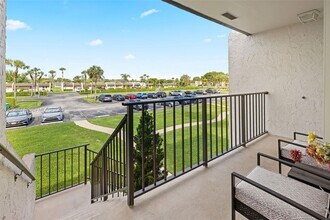 110 Lake Meryl Dr in West Palm Beach, FL - Building Photo - Building Photo