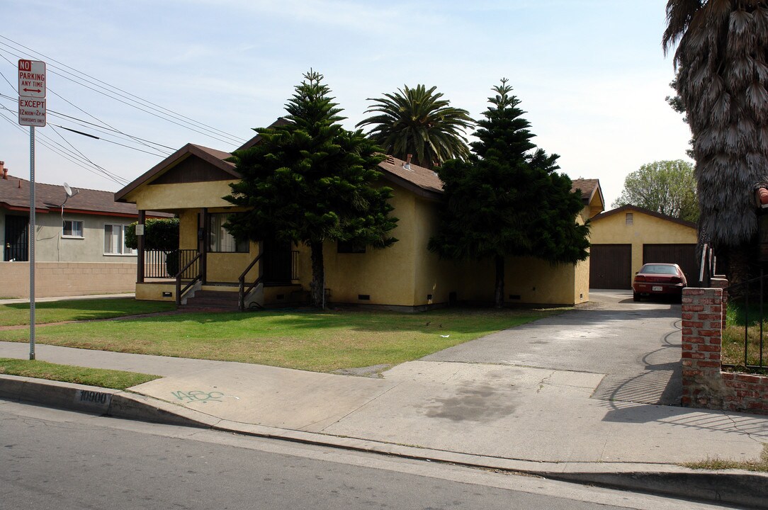 10900-10904 Larch Ave in Inglewood, CA - Building Photo