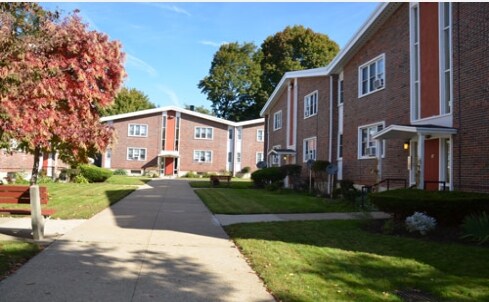 Pond Street in Jamaica Plain, MA - Foto de edificio