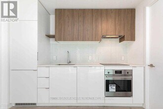 161 Roehampton Ave in Toronto, ON - Building Photo - Building Photo