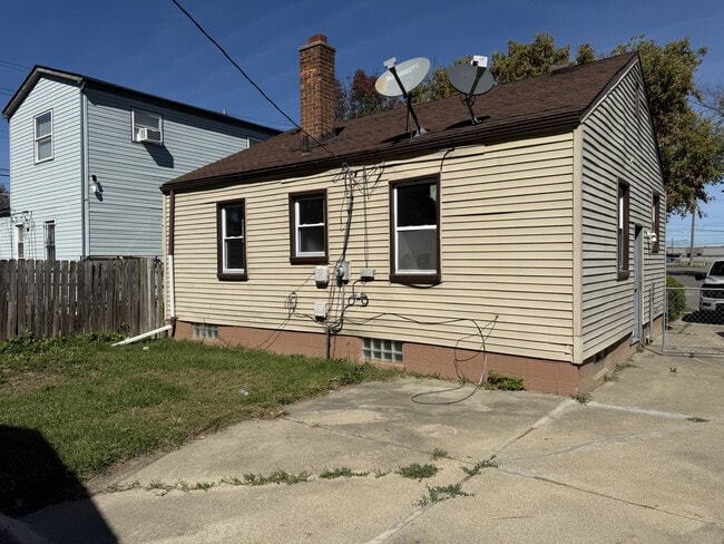 18532 Roscommon St in Harper Woods, MI - Building Photo - Building Photo