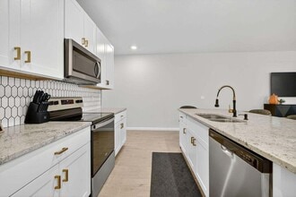 5652 SE Edgewater Cir in Stuart, FL - Building Photo - Building Photo