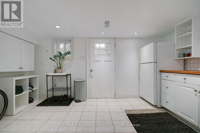 1900 Gerrard St E in Toronto, ON - Building Photo - Building Photo