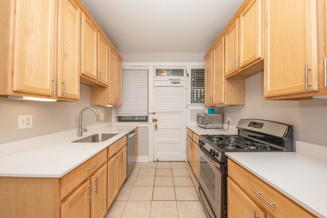 Renovated Units Blocks From The Lake and D... in Evanston, IL - Foto de edificio - Building Photo