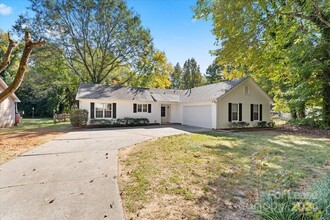 8606 Rittenhouse Cir in Charlotte, NC - Foto de edificio - Building Photo