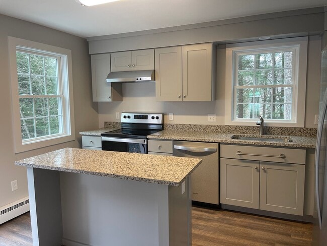 87 Grovner St in Hartford, VT - Building Photo - Building Photo