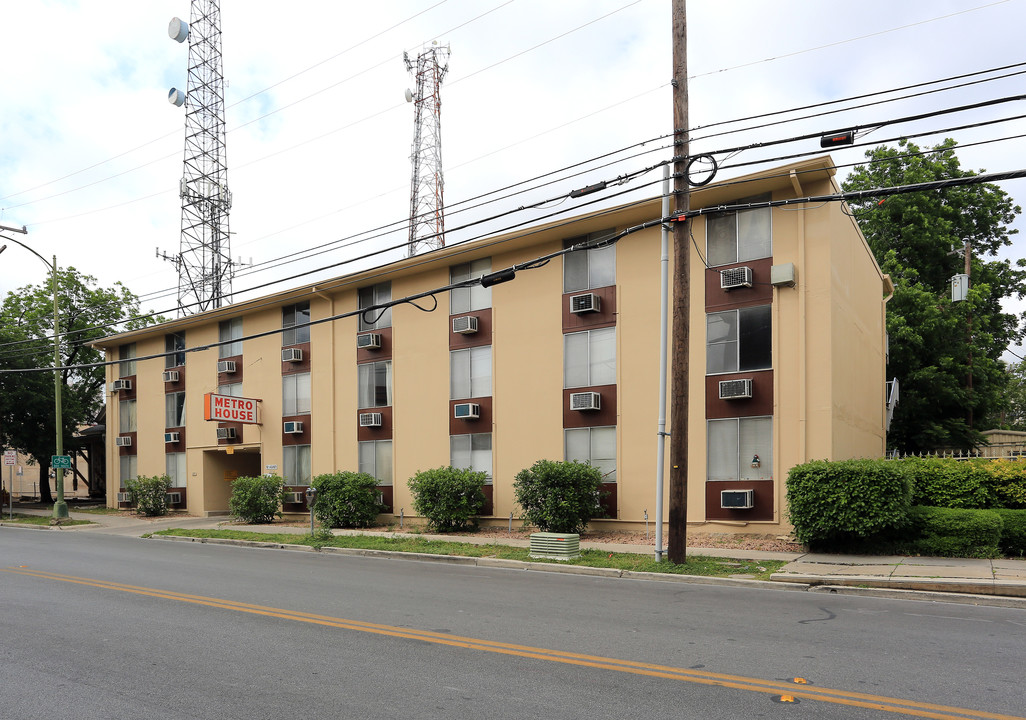 Metro House Apartments in San Antonio, TX - Building Photo