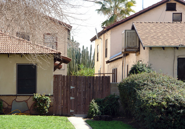 1829 N Sierra Way in San Bernardino, CA - Foto de edificio - Building Photo