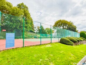 129 Rowayton Woods Dr in Norwalk, CT - Building Photo - Building Photo