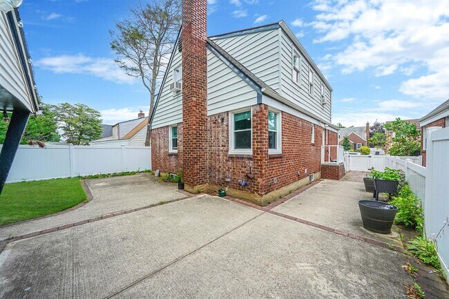 133 Andrews Rd in Mineola, NY - Building Photo - Building Photo
