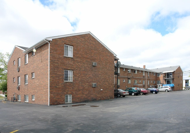 Williamsburg Village West in Tonawanda, NY - Building Photo - Building Photo