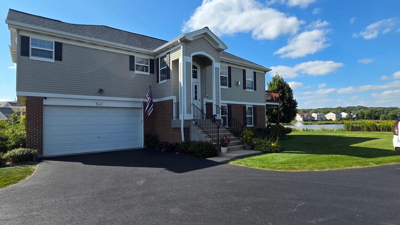 540 Legend Ln in McHenry, IL - Building Photo