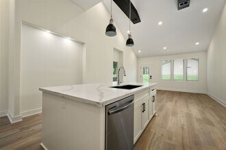 100-102 Amberwood Ct in Raymore, MO - Building Photo - Building Photo