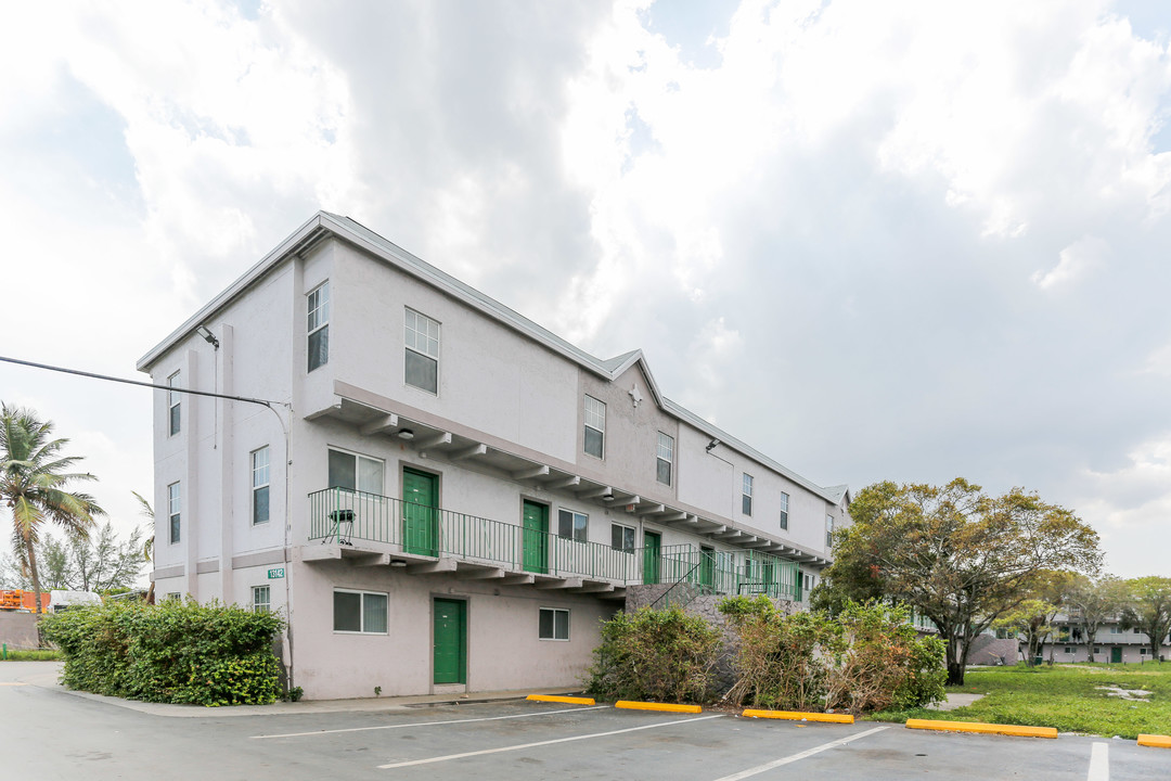 Gardens Apartments in Opa Locka, FL - Foto de edificio