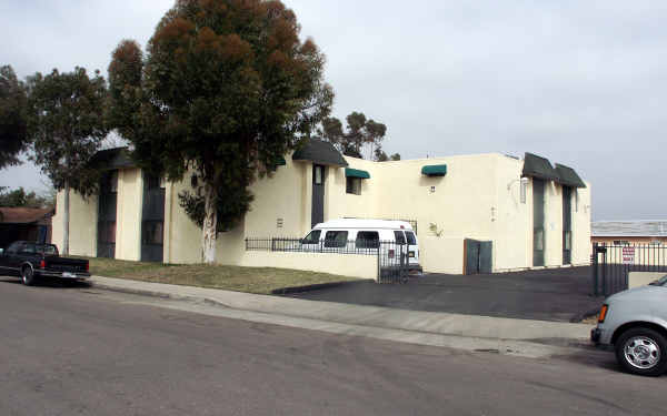 679 Lemon Ave in El Cajon, CA - Foto de edificio - Building Photo