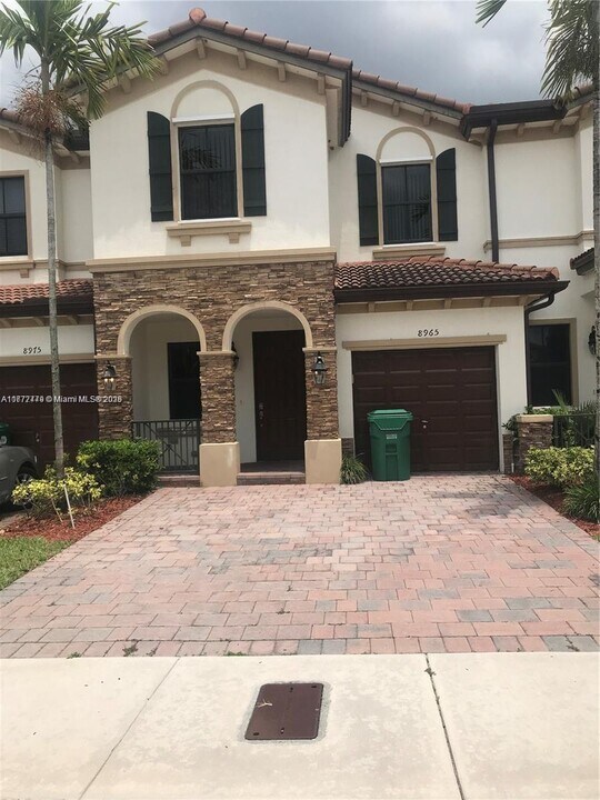 8965 NW 98th Ave in Doral, FL - Foto de edificio