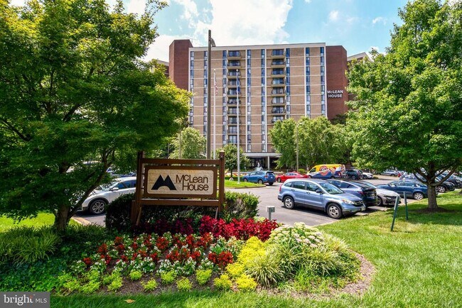 6800 Fleetwood Rd in McLean, VA - Building Photo - Building Photo