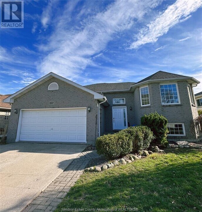 1597 Whitewood Dr in Lakeshore, ON - Building Photo