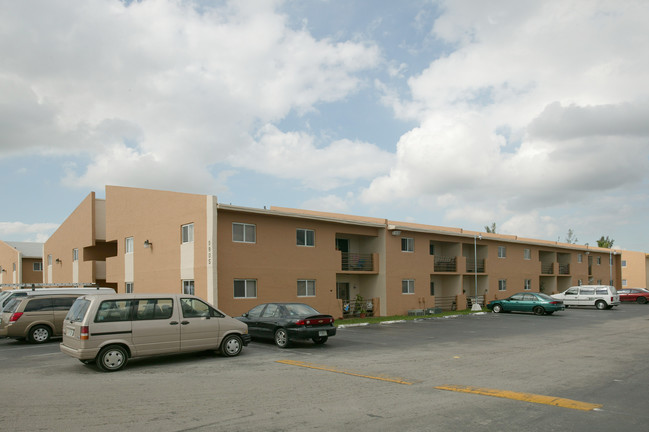 Okeechobee Apartments in Hialeah, FL - Building Photo - Building Photo