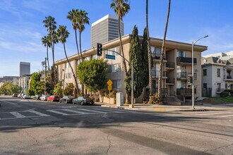 5555 W 8th St, Unit 207 in Los Angeles, CA - Building Photo - Building Photo