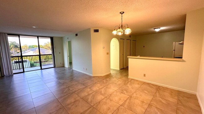 5641 Riverside Dr, Unit 204 in Coral Springs, FL - Building Photo - Building Photo