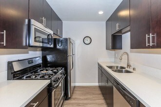 Sutton Place in Los Angeles, CA - Building Photo - Building Photo