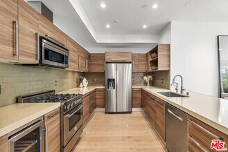 855 Croft Ave in Los Angeles, CA - Building Photo - Building Photo