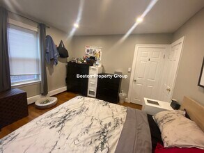 33 Oldfields Rd, Unit 4 in Boston, MA - Building Photo - Building Photo