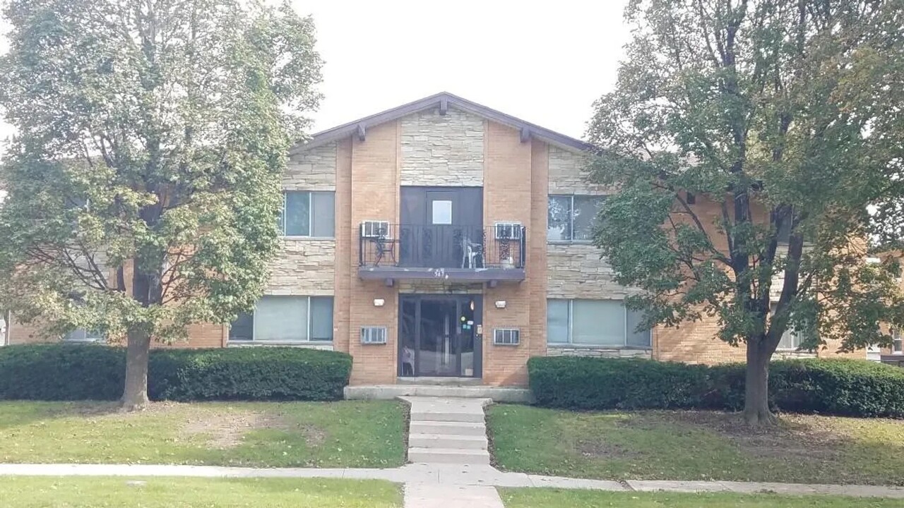 5674 N 99th St in Milwaukee, WI - Building Photo