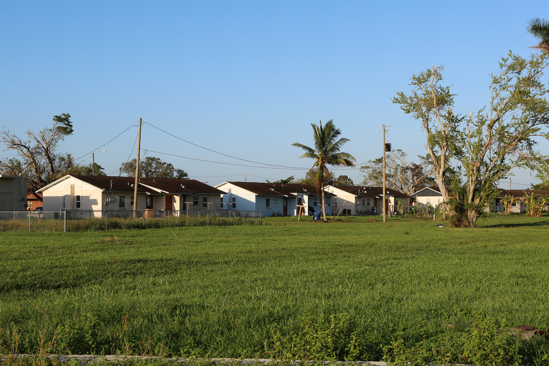 Okeechobee Center Housing in Belle Glade, FL - Foto de edificio